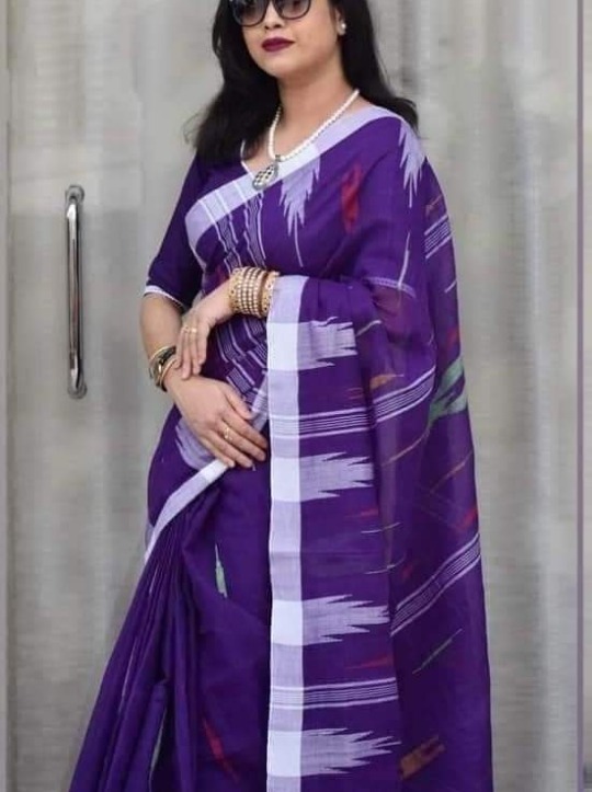 সিলেটের ঐতিহ্যবাহী অরিজিনাল হ্যান্ডলুম কটন মনিপুরী শাড়ি ফুল বডিতে কারুকাজ সাথে রানিং ব্লাউজ পিস বেগুনি জমি সাদা পাড়
