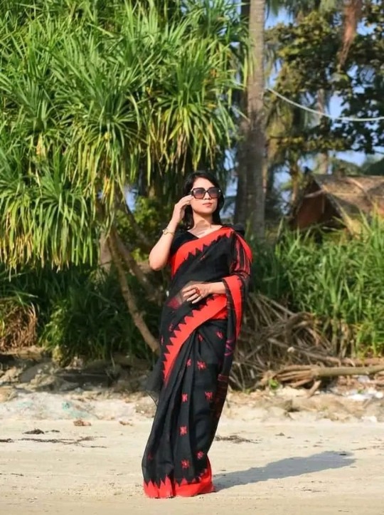 কালো জমি লাল পাড়ের সিলেটের ঐতিহ্যবাহী অরিজিনাল হ্যান্ডলুম কটন শিউলী ফুল মোটিফ শাড়ি