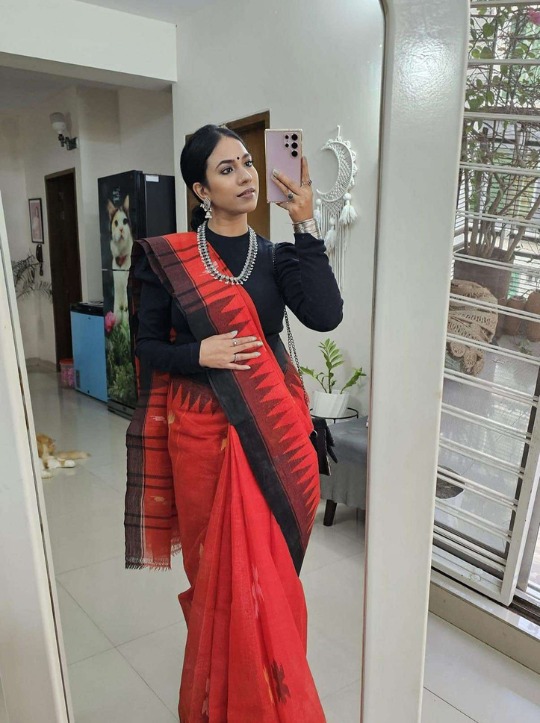 লাল জমি কালো পাড়ের সিলেটের ঐতিহ্যবাহী অরিজিনাল হ্যান্ডলুম কটন শিউলী ফুল মোটিফ শাড়ি