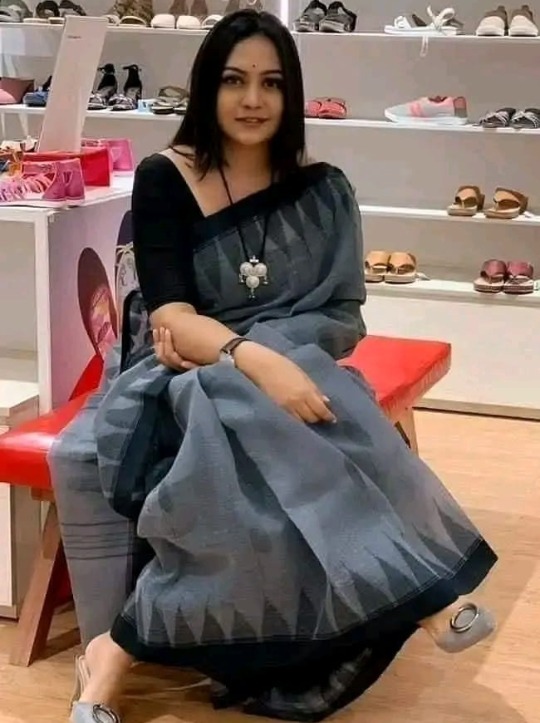 এস জমি কালো  পাড়ের সিলেটের ঐতিহ্যবাহী অরিজিনাল হ্যান্ডলুম কটন শিউলী ফুল মোটিফ শাড়ি